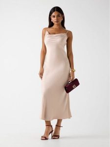 Guess Sukienka codzienna 180182 Beżowy Classic Fit. Brązowe sukienki Guess, na co dzień, l, z aplikacjami, bez kołnierzyka, bez ramiączek, proste. Za 659,99 zł.