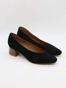 Bellucci Czółenka w kolorze czarnym rozmiar: 39. Czarne czółenka Bellucci, bez wzorów, bez obcasa, bez zapięcia. Za 108,99 zł.