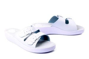 SANITAL FLEX KF-02 white, klapki damskie. Białe klapki Sanital-Flex, bez wzorów, bez obcasa, na koturnie. Za 94,99 zł.