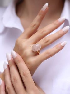 Pierres de Jade Pozłacany pierścionek z kwarcem rozmiar: onesize. Różowe pierścionki Pierres de Jade, z kwarcem, pozłacane. Za 66,47 zł.