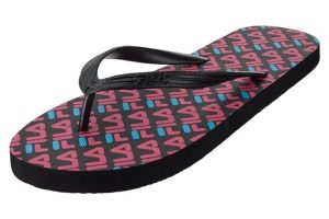 Japonki basenowe damskie Fila Troy Slipper. Czarne klapki Fila, bez wzorów, z gumy, bez obcasa. Za 58,00 zł.