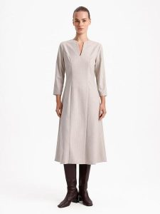 BGN Sukienka w kolorze jasnoszarym rozmiar: 36. Szare sukienki BGN, na imprezę, bez wzorów, bez kołnierzyka, bez ramiączek, midi. Za 171,95 zł.