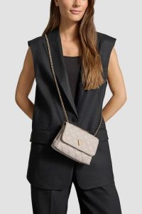 GUESS Torebka w kolorze taupe damska Giully II Mini. Brązowe torebki klasyczne Guess, z aplikacjami, z materiału, na ramię, bez dodatków. W wyprzedaży za 475,99 zł.
