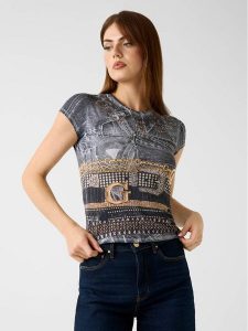 Guess T-Shirt 180133 Czarny Classic Fit. Czarne t-shirty Guess, xs, z aplikacjami, bez kołnierzyka, bez ramiączek. Za 195,00 zł.