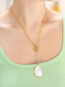 L'Atelier de Gaia Pozłacany naszyjnik z zawieszką - dł. 50 cm rozmiar: onesize. Białe zawieszki L'Atelier de Gaia, z perłą, pozłacane. Za 52,99 zł.