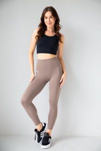 Legginsy do jogi damskie 2skin Pilates brązowe. Brązowe legginsy 2SkIN, bez wzorów, z materiału, z podwyższonym stanem. Za 219,00 zł.