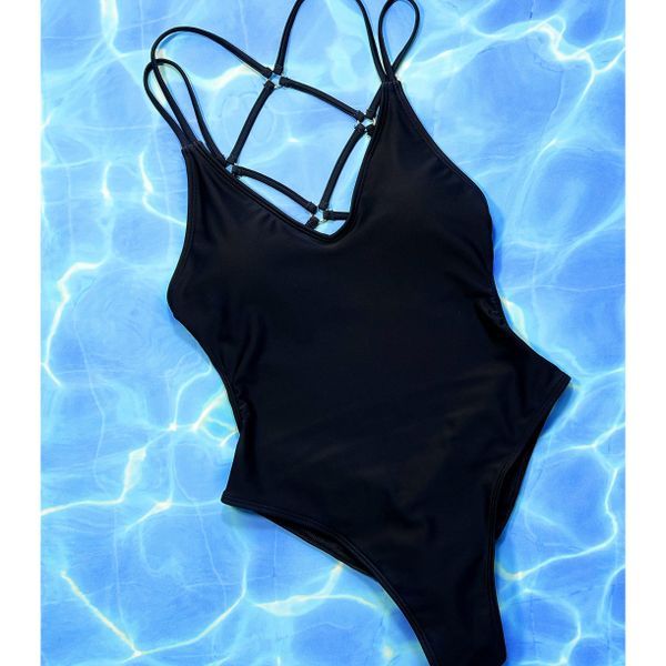 Strój kąpielowy jednoczęściowy z regulowanymi szelkami na plażę Henriikka. Czerwone stroje jednoczęściowe Intica, bez wzorów, z materiału. W wyprzedaży za 139,00 zł.