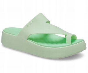 Klapki Dla Dorosłych Crocs Getaway Platform Toe Loop. Zielone klapki Crocs, bez wzorów, z materiału, bez obcasa. Za 159,99 zł.