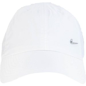 Czapka z daszkiem Nike NSW Dri-FIT Metal Swoosh. Białe czapki Nike, bez wzorów, sportowe. Za 99,00 zł.