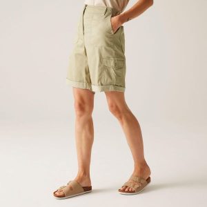 Spodenki turystyczne damskie Shorebella. Białe szorty Regatta, bez wzorów, z materiału, sportowe. Za 249,00 zł.