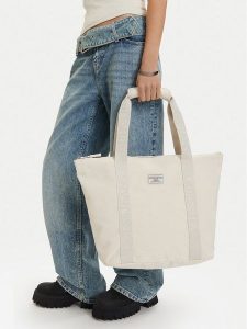 Guess Jeans Torebka CWBEO-GUESS-B-016-09 Écru. Białe shopper bag Guess Jeans, z aplikacjami, z jeansu, bez dodatków. Za 199,99 zł.