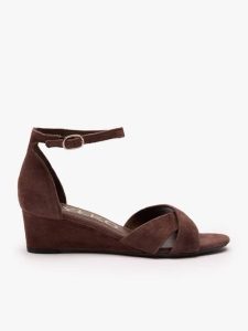 Brązowe sandały na koturnie. Brązowe sandały Ryłko, bez wzorów, ze skóry, z okrągłym noskiem, bez obcasa, na koturnie, bez zapięcia. Za 399,99 zł.