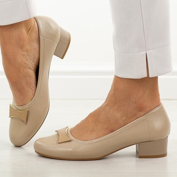 Beżowe czółenka damskie na obcasie Jezzi asa200-15. Brązowe czółenka Jezzi, z aplikacjami, z materiału, bez obcasa, na obcasie, bez zapięcia. Za 189,00 zł.