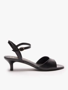 Czarne sandały na obcasie. Czarne sandały Ryłko, bez wzorów, z gumy, z okrągłym noskiem, bez obcasa, na obcasie, bez zapięcia. Za 399,99 zł.