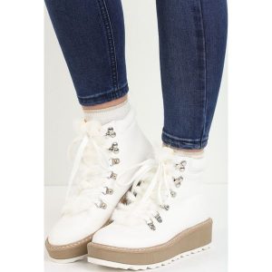 Białe Traperki Hidden Star. Buty zimowe marki Born2be. Za 59,99 zł.