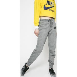 Nike Sportswear - Spodnie. Spodnie sportowe marki Nike Sportswear. W wyprzedaży za 159,90 zł.