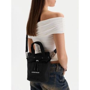 Torebka Guess Jeans. Czarne torebki klasyczne Guess Jeans, z aplikacjami, z jeansu, bez dodatków. Za 199,99 zł.