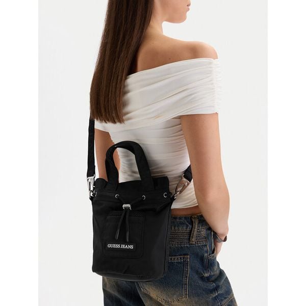 Torebka Guess Jeans. Czarne torebki klasyczne Guess Jeans, z aplikacjami, z jeansu, bez dodatków. Za 199,99 zł.