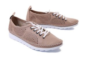 ARTIKER RELAKS 52C0689 beige, półbuty damskie. Brązowe półbuty Artiker Relaks, na lato, w ażurowe wzory, ze skóry, bez obcasa, bez zapięcia. Za 104,95 zł.