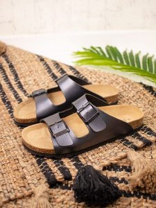 BABUNKERS Family Klapki w kolorze czarnym rozmiar: 39. Czarne klapki BABUNKERS Family, bez wzorów, z otwartym noskiem, bez obcasa. Za 114,71 zł.