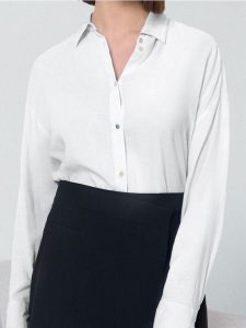 Koszula oversize ze ściągaczem - kremowy. Białe koszule Sinsay, l, bez wzorów, z materiału, bez kołnierzyka, bez ramiączek. W wyprzedaży za 22,99 zł.