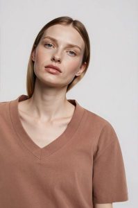 T-shirt z dekoltem w serek beżowy. Brązowe t-shirty MOODO, l, bez wzorów, z bawełny, bez kołnierzyka, bez ramiączek. Za 39,99 zł.