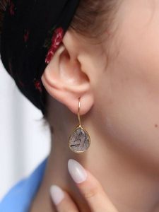 L'Atelier de Gaia Pozłacane kolczyki z czarnym rutylem rozmiar: onesize. Szare kolczyki L'Atelier de Gaia, pozłacane. Za 61,17 zł.