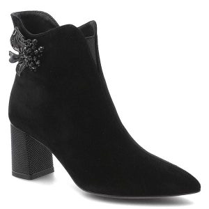 Czarne Botki S.Barski Eleganckie Obuwie Damskie Z Broszką. Czarne botki S.BARSKI, z aplikacjami, ze szpiczastym noskiem, bez obcasa, na obcasie, bez zapięcia. Za 365,99 zł.