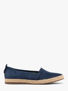 Granatowe espadryle z weluru DINA. Niebieskie espadryle Ryłko, bez wzorów, ze skóry, bez obcasa, na płaskiej podeszwie. W wyprzedaży za 299,99 zł.