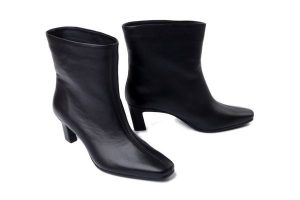BOCCATO 8022 czarne lico, botki damskie. Czarne botki Boccato, bez wzorów, z polaru, bez obcasa, na obcasie, bez zapięcia. Za 453,81 zł.
