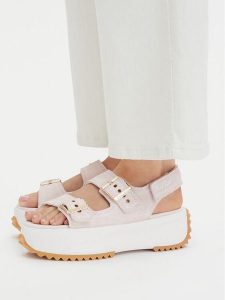 Converse Sandały A20648C Różowy jasny. Czerwone sandały Converse, bez wzorów, z materiału, bez obcasa, na płaskiej podeszwie, bez zapięcia. Za 339,99 zł.