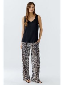 Oui Top w kolorze czarnym rozmiar: 34. Czarne topy Oui, bez wzorów, z wiskozy, bez kołnierzyka, bez ramiączek. Za 166,88 zł.