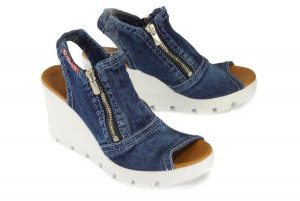 ARTIKER RELAKS 44C0113 jeans, sandały damskie. Niebieskie sandały Artiker Relaks, bez wzorów, z gumy, bez obcasa, na koturnie, bez zapięcia. Za 155,94 zł.