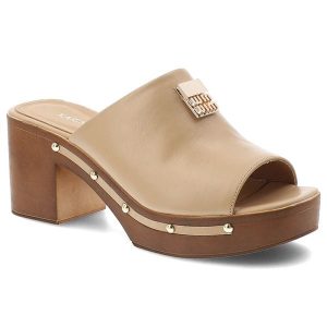 Klapki damskie Karino, cholewka ze skóry naturalnej licowej z szerokim paskiem wsuwane na klocku, beżowe, 5898/001-P. Brązowe klapki Karino, bez wzorów, ze skóry, bez obcasa, na obcasie. Za 458,90 zł.
