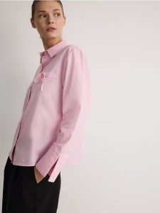 Koszula z ozdobną kokardą - różowy. Czerwone koszule Reserved, l, bez wzorów, z bawełny, bez kołnierzyka, bez ramiączek. W wyprzedaży za 49,99 zł.