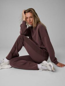 4F Legginsy z rozszerzanymi nogawkami damskie - brązowe XS. Brązowe legginsy 4f, bez wzorów, z dzianiny, z podwyższonym stanem. Za 129,99 zł.
