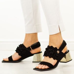 Czarne skórzane sandały damskie DiA 3145. Czarne sandały DiA, bez wzorów, ze skóry, bez obcasa, na obcasie, bez zapięcia. Za 379,00 zł.