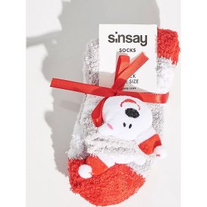 Skarpetki świąteczne - Wielobarwn. Skarpetki marki Sinsay. W wyprzedaży za 2,99 zł.