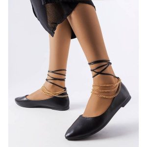 Czarne balerinki z ozdobnym zapięciem Donat. Czarne balerinki bez wzorów, bez obcasa, bez zapięcia. Za 75,95 zł.