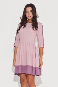 Elegancka Różowa Sukienka z Rękawem 3/4 z Kolorowymi Lamówkami. Czerwone sukienki Katrus, l, bez wzorów, z lycry, eleganckie, bez kołnierzyka, bez ramiączek. Za 259,00 zł.