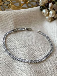 Luseera Pozłacana bransoletka z cyrkoniami rozmiar: onesize. Szare bransoletki Luseera, z cyrkonią, pozłacane. Za 56,99 zł.