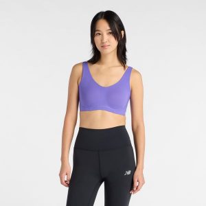 Biustonosz do biegania New Balance WB51052EPU – fioletowy. Fioletowe biustonosze New Balance, bez wzorów, z lycry. Za 249,99 zł.