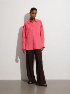 Koszula oversize z dodatkiem lnu - intenstywna czerwień. Czerwone koszule Reserved, l, bez wzorów, z wiskozy, bez kołnierzyka, bez ramiączek. W wyprzedaży za 39,99 zł.