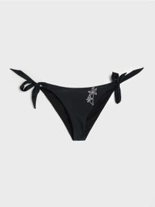 Wiązany dół od bikini - figi z haftem - czarny. Czarne figi Sinsay, bez wzorów. Za 25,99 zł.