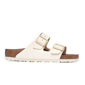 Klapki damskie Birkenstock Arizona. Białe klapki Birkenstock, bez wzorów, z jeansu, bez obcasa. Za 408,65 zł.