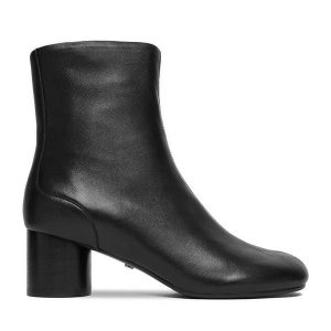 Botki GINO ROSSI. Czarne botki Gino Rossi, bez wzorów, bez obcasa, na słupku, bez zapięcia. Za 449,99 zł.
