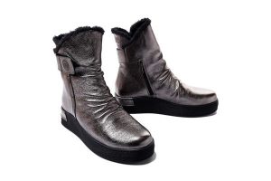 MANITU 990153-92 silber, botki damskie. Szare botki Manitu, na zimę, bez wzorów, bez obcasa, bez zapięcia. Za 484,90 zł.