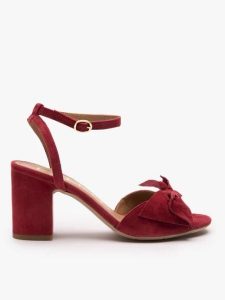 Bordowe sandały z kokardą. Czerwone sandały Ryłko, bez wzorów, ze skóry, z okrągłym noskiem, bez obcasa, na obcasie, bez zapięcia. Za 399,99 zł.