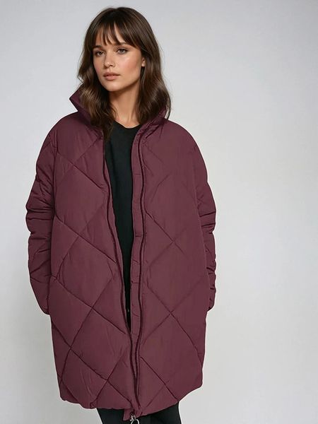 Monki Kurtka zimowa w kolorze bordowym rozmiar: S. Czerwone kurtki Monki, na zimę, s, bez wzorów, z puchu, bez kaptura. Za 152,62 zł.