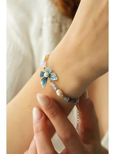 Pierres delicates Pozłacana bransoletka z kryształami rozmiar: onesize. Niebieskie bransoletki Pierres delicates, z kryształem, pozłacane. Za 52,99 zł.